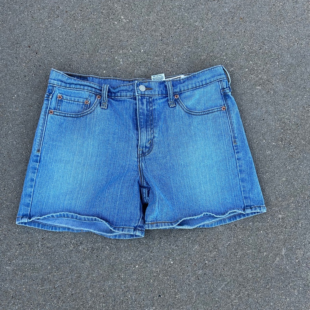 Women’s Levi’s mom style jean shorts 515